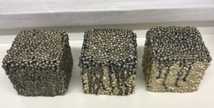 Schwarzes Gold / je 8 x 8 x 8 cm