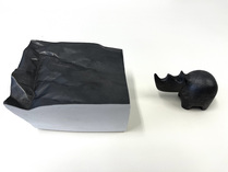 Nashorn am Berg / Gips mit Graphit (ca. 30 x 15 x 10 cm)
