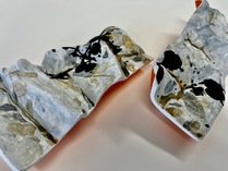 Verwerfungen / 2 Objekte aus Gips mit Aquarell bemalt, je 20 x 10 x 5 cm